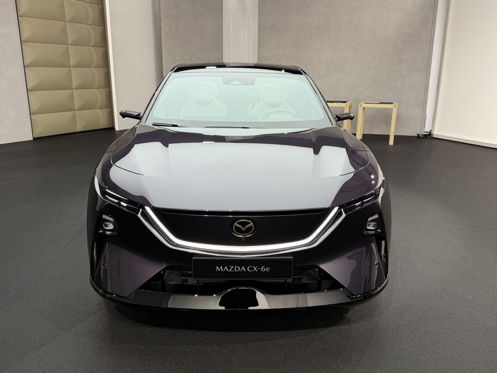 Notez la présence discrète d’un canal aérodynamique au-dessus de la calandre, à la façon de l’Alpine A390.