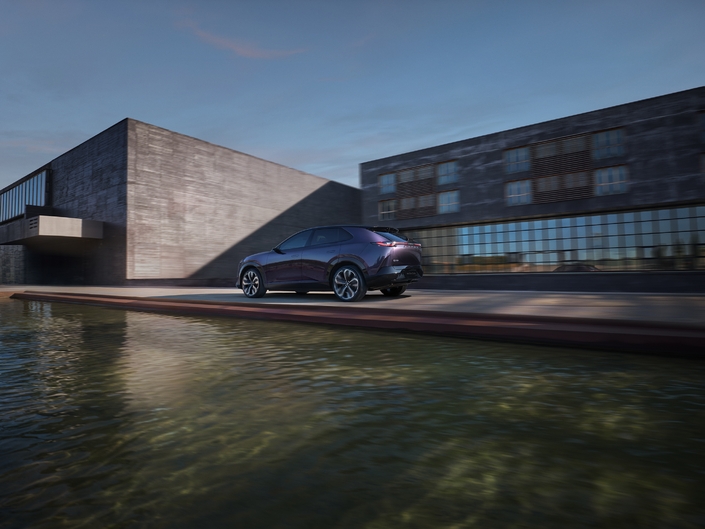 Le CX-6e développe 258 chevaux et revendique une autonomie maximale WLTP de 484 km.