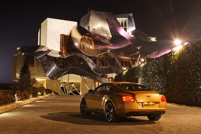La présentation de la Bentley Continental V8 dans le cadre de l’hôtel Marqués de Riscal en Navarre.