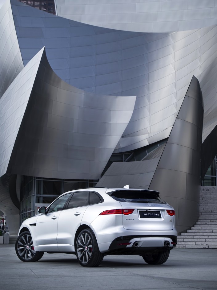 Le Concert Hall Center Walt Disney sert de décor à la Jaguar F-Pace.
