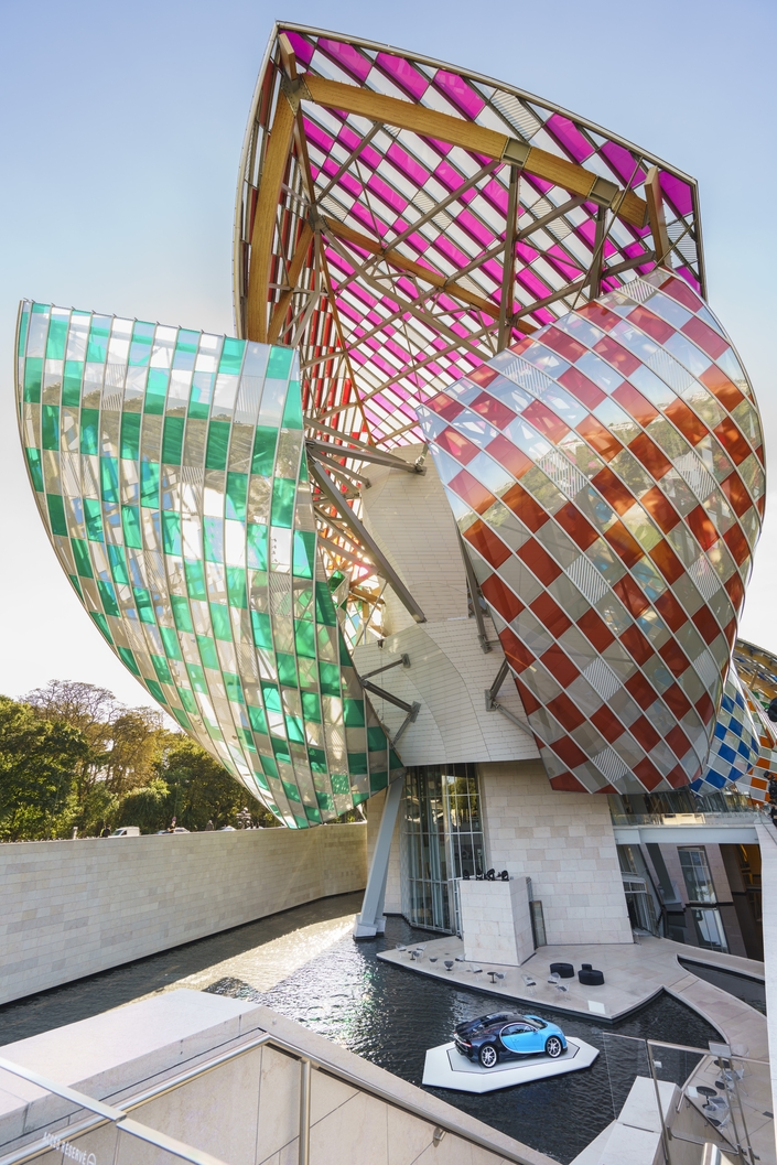 La Bugatti Veyron au cœur de la Fondation Louis Vuitton à Paris, sublimée par Daniel Buren.