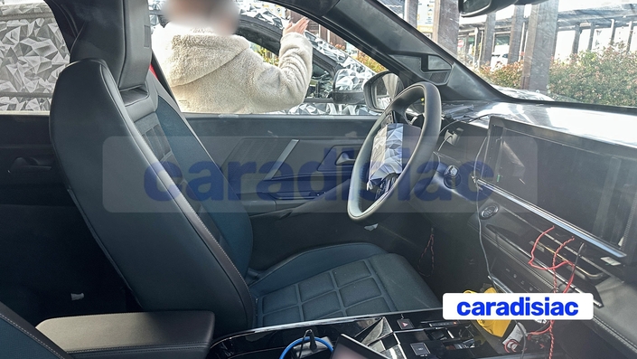 Sur cette photo d’une partie de l’habitacle, on constate que le mobilier du SUV Fiat Fastback se démarque de celui de la Grande Panda dont il reprend pourtant la base et les moteurs. Il faudra attendre 2026, et la présentation de ce modèle, pour en être totalement sûr.