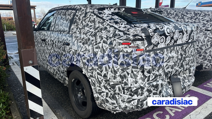 On peut voir sur ce prototype, la lunette arrière fortement inclinée qui permet à ce modèle d’afficher un profil fastback et de devenir par la même occasion un SUV coupé. Sur l’autre prototype, cette partie est dissimulée aux regards indiscrets par une excroissance plutôt disgracieuse.