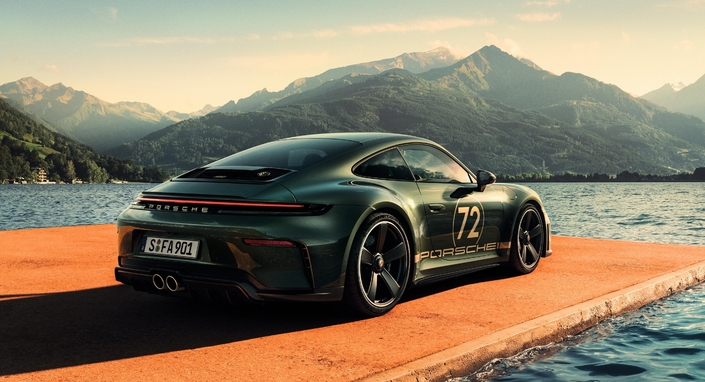 Vue de l'arrière, la 911 GT3 90 F reste élégante. Le numéro 72 des portières fait référence aux 72 ans du studio de design Porsche.