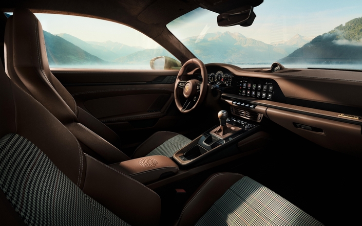 Une fine lame de bois vient élégamment souligner la planche de bord de la Porsche 911 GT3 90 F.