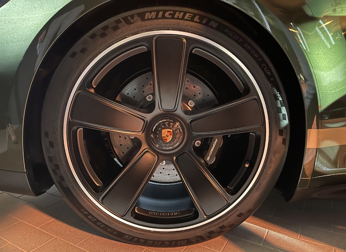 Les jantes Fuchs noir satiné au moyeu spécial sont spécifiques à la 911 GT3 90 F.