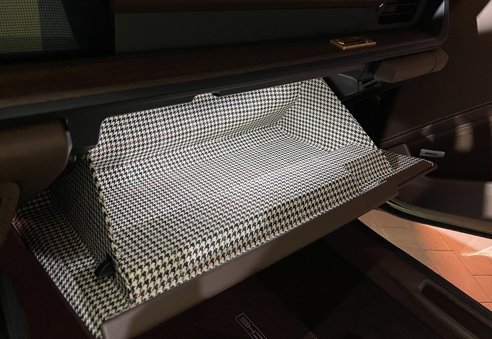 L'élément le plus craquant de la 911 GT3 90 F ? Sa boîte à gants revêtue d'un tissu pied de poule.