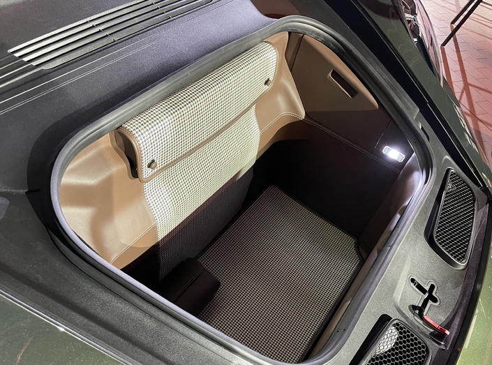 Le coffre a été savamment retravaillé sur la Porsche 911 GT3 90 F/