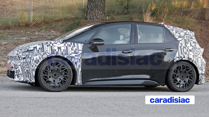 Le restylage de la Cupra Born n’a de sens que s’il permet une cohérence entre tous les modèles Cupra, qu’ils soient nouveaux (Terramarr, Tavascan et future Raval) ou plus âgés : León (berline et break) et le SUV Formentor premier vrai modèle de la marque espagnole. Et c’est pour cela que le lifting de la Cupra Born sera assez profond sur la partie avant.