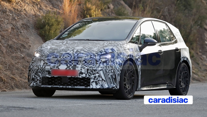 Malgré le camouflage qui recouvre ce modèle, on peut distinguer en regardant au plus près le nouveau dessin des projecteurs. Celui-ci sera proche de notre tracé que nous reproduisons ci-dessous.