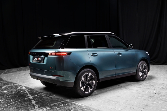 La fiche technique annonce une consommation 204 ch, une consommation de 5,3 l/100 km et une autonomie de 900 km pour le Jaecoo 5.