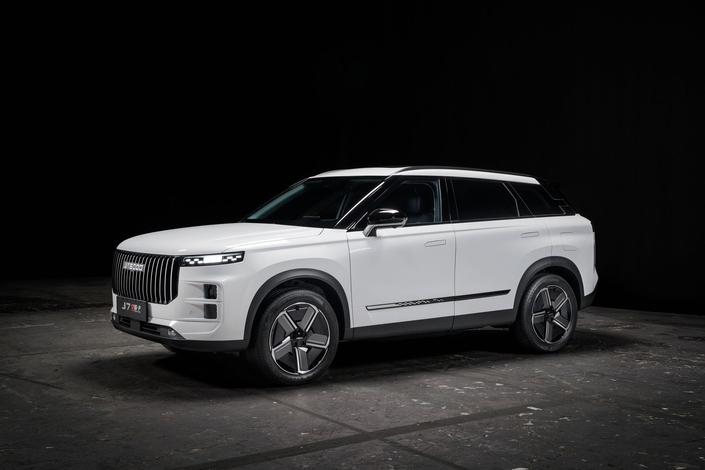 Le Jaecoo 7, joue dans la catégorie des SUV compacts. Il enrichit l'offre d'une motorisation hybride rechargeable de près de 350 ch avec 3 moteurs électriques et une transmission intégrale.