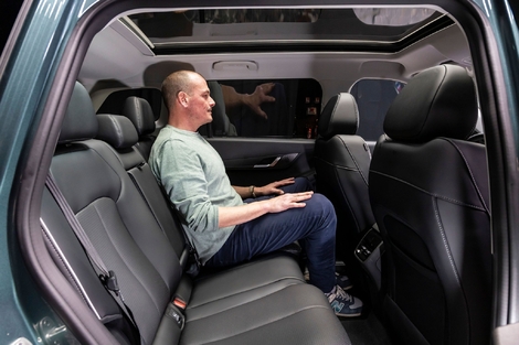 Deux passagers de bonne taille voyageront bien à l'arrière. La banquette mériterait un dessin plus ergonomique pour offrir davantage de confort.