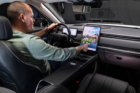 Le SUV compact enrichit le contenu d'un toit panoramique, d'un sono haut de gamme et de nombreux assistances à la conduite.