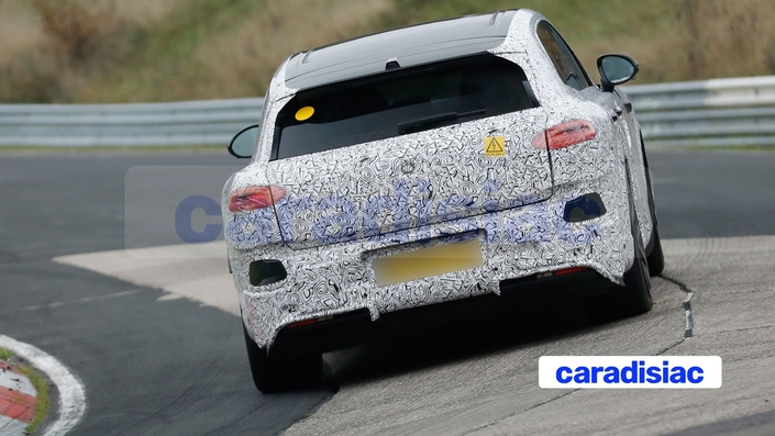 Quelques tours à haute vitesse sur le circuit du Nürburgring pour le Bentley Urban EV (un nom qui n’est pas définitif). C’est l’occasion pour les essayeurs de la marque de tester le comportement routier de ce véhicule électrique qui devrait dépasser allègrement les deux tonnes à vide.