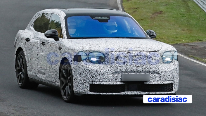 Pour l’instant, le camouflage de ce prototype dissimule le style de ce nouveau modèle. Le regard dissimulé, les excroissances plastiques judicieusement placées sous les adhésifs perturbent la ligne de ce modèle qui sera dévoilé en fin d’année prochaine.