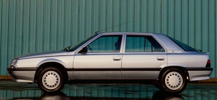 La R25 perpétuera la fameuse lunette arrière en bulle jusqu'en 1992 chez Renault. Ici, une version restylée de 1988. Sa plate-forme dérive de celle de la R20.