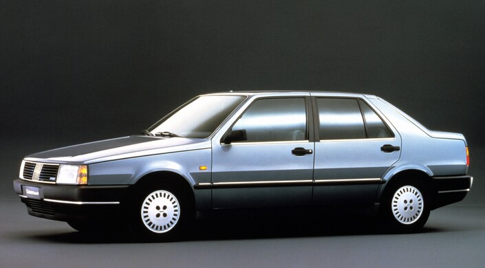 A sa sortie en décembre 1985, la Fiat Croma séduit plus par sa modernité que son originalité, l'avant restant proche de celui de la plus petite Regata...