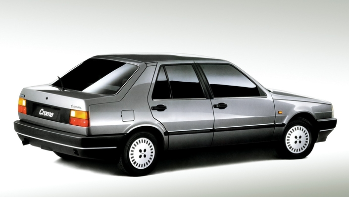 La poupe de la Fiat Croma, signalée par un demi-volume très marqué, s'équipe d'un hayon. Mais formellement, ce dessin dû à Giugiaro et Tom Tjaarda cherche avant tout à rassurer. Ici fin 1985.