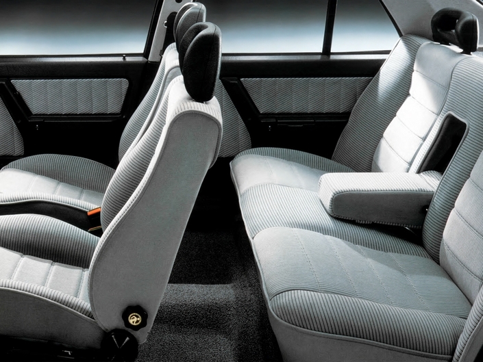 De bien belles places arrière dans la Fiat Croma, même si la finition laisse à désirer. Les revêtements de sièges sont heureusement solides. Ici en 1986.