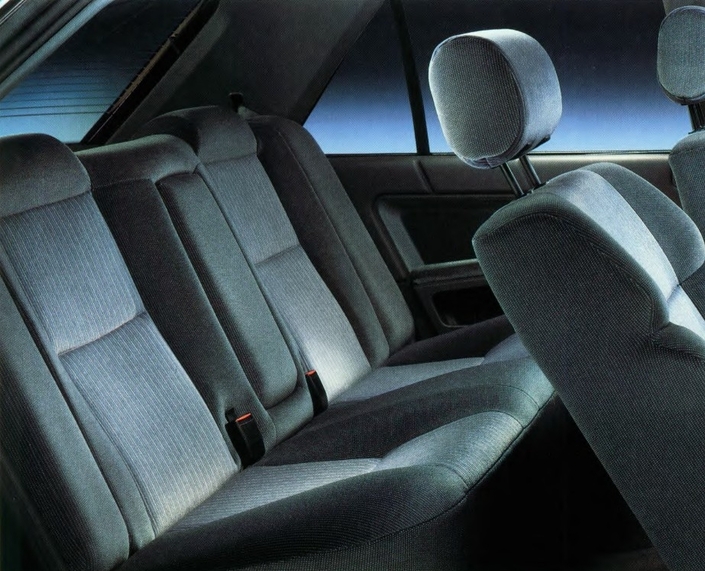 Très grande habitabilité pour la Renault 25 Turbo-D, aux places arrière très confortables. Ici en 1988, avec la finition améliorée.
