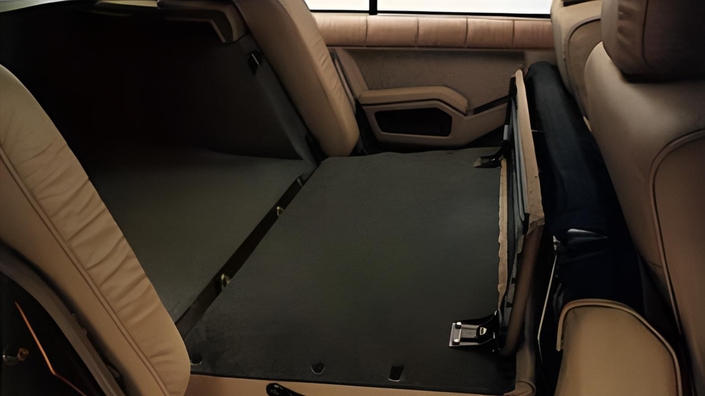 Le coffre de la R25 est logeable et sa banquette rabattue, on obtient un plancher plat. Mais le volume (440 l à 1 240 l) reste inférieur à celui de la Fiat, et le dossier est forcément monobloc.