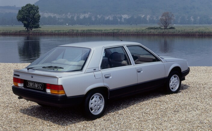 A l'arrière, la R25 Turbo-D (ou GTX, le look est le même) adopte l'essuie-glace arrière qui fait défaut aux versions inférieures. 