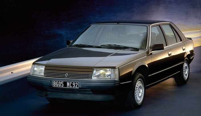 En finition intermédiaire, la Renault 25 Turbo-D adopte la présentation à deux projecteurs et l'équipement de la GTX. Ici en 1986.
