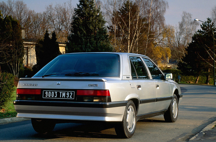 En 1988, la R25 agrandit ses feux arrière. Ici, une des nombreuses séries limitées proposées, la Courchevel, à la vente en septembre 1991.