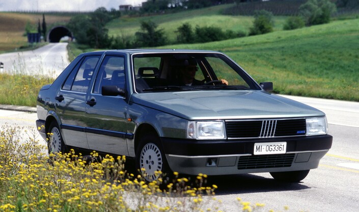 Pour 1988, la Fiat Croma cherche à s'alléger visuellement en adoptant des boucliers reprenant la couleur de la carrosserie.