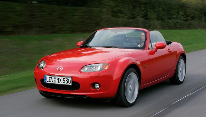 Dynamiquement, la Mazda MX-5 NC, ici en 2005, manque de fermeté côté suspension, mais voilà, même en 160 ch, il ne s'agit pas d'une pure sportive. Elle préfère le cruising à l'attaque.