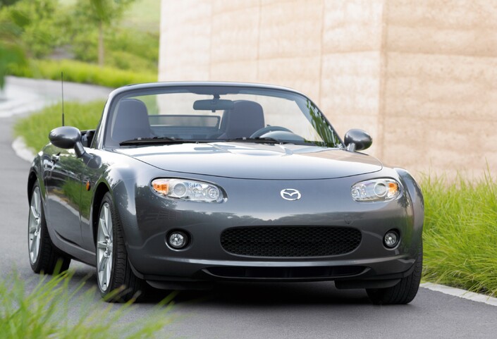 Pour sa 3e génération apparue en 2005, codée NC, la Mazda MX-5 décide de rappeler par ses rondeurs son ancêtre de 1989, mais sans tomber dans le néo-rétro. Belle réussite !