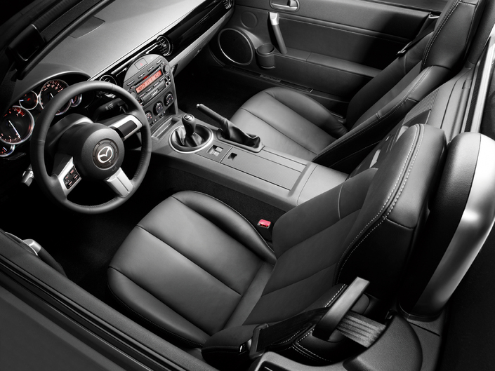 Cockpit simple et logique pour la Mazda MX-5 NC, ici en 2005, mais à la finition très banale. Grâce au volant réglable, même les plus grands trouveront une position de conduite convenable.