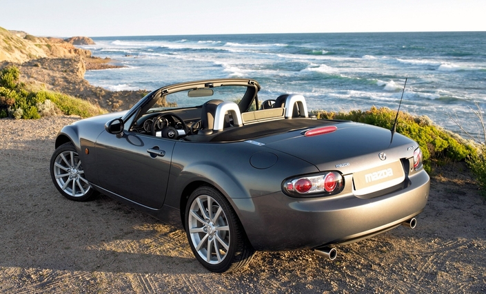 Même à l'arrière, la Mazda MX-5 NC rappelle la NA de 1989, avec ses feux ovoïdes très joliment travaillés.