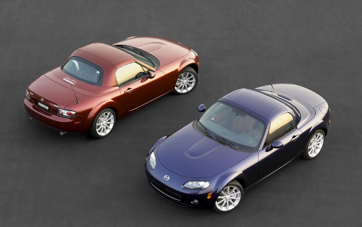 En 2006, la Mazda MX-5 se décline en Roadster Coupé, recevant un toit dur rétractable. Bien étudié, celui-ci n'alourdit la voiture que de 36 kg.