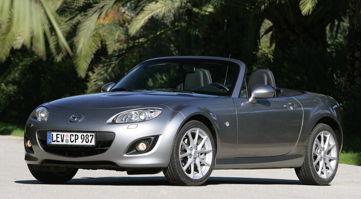 En 2009, la Mazda MX-5 modifie sa face avant, qui devient plus agressive. Surtout, la suspension bénéficie de nouveaux réglages qui profitent nettement aux sensations de conduite.