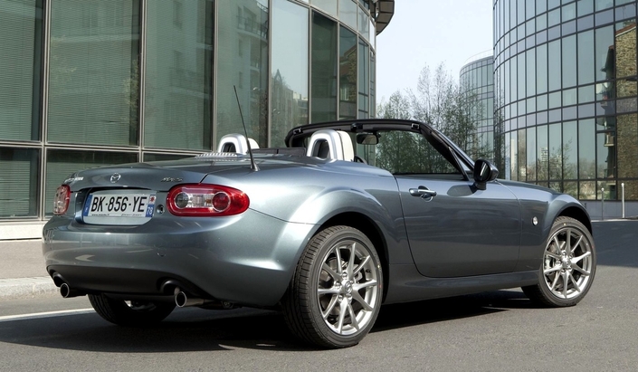 En 2009, la Mazda MX-5 FL modifie également ses feux et bouclier arrière. Ici, une série limitée Nekki de 2011, dotée du bloc 1,8 l.