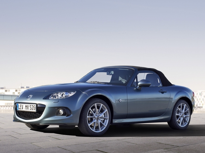 En 2012, la Mazda MX-5 est à nouveau modifiée, recevant des boucliers redessinés autour des antibrouillards, et une calandre nid d'abeilles.