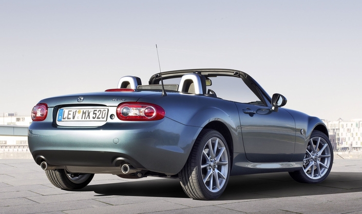 En 2012, la poupe de la Mazda MX-5 ne change pour ainsi dire pas en restera telle quelle jusqu'à l'arrêt de la production en 2014.