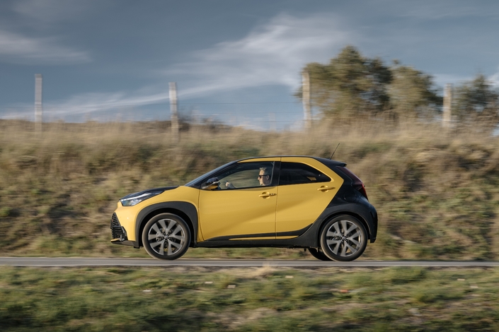 Les performances et l'agrément de conduite global font un bon avec le moteur full hybride. Le comportement reste correct et le confort pas trop ferme. La polyvalence devient celle d'une citadine polyvalente comme la Yaris, la 208 ou la Clio, la longueur en moins, et l'agilité en ville en plus.