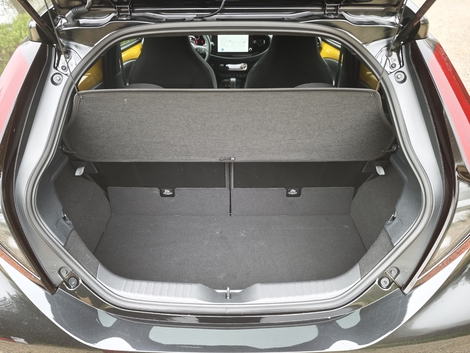 Malgré la nécessaire implantation de la batterie hybride, le volume de coffre reste à 231 litres, ce qui est correct pour un mini crossover. Mais le seuil est un peu haut.