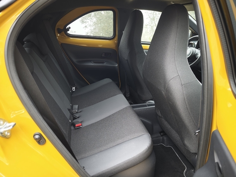 Les places arrière sont peu accueillantes. Deux enfants seront à l’aise, mais pas des adultes de plus d’1m75. L’espace aux genoux et à la tête est compté.