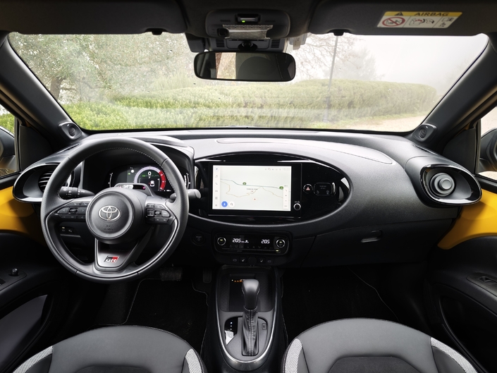 La planche de bord n’est pas désagréable dans le dessin, et a été conservée telle quelle. Mais l’instrumentation conducteur passe à 7 pouces et l’écran multimédia à 9 ou 10,5 pouces. L’apparition du levier de boîte auto et l’arrivée du frein de parking électrique redessinent aussi la console centrale.