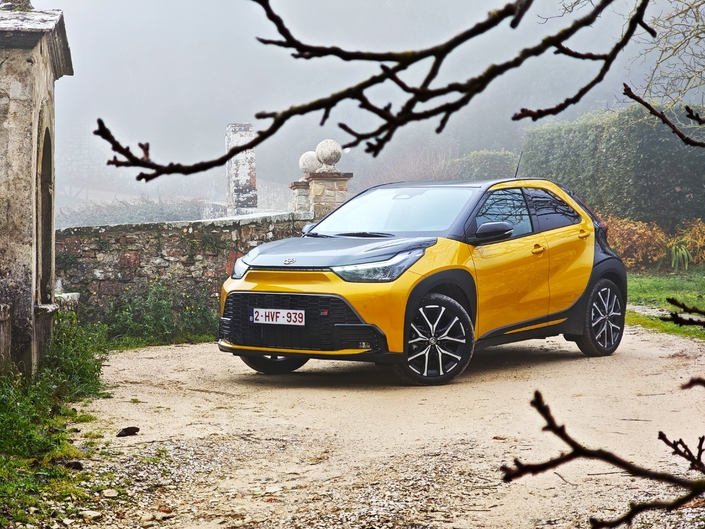 La face avant est celle qui est largement transfigurée, avec de nouveaux bouclier, optiques, calandre et capot. Ici la présentation est spécifique, finition GR Sport oblige (calandre, jantes, capot noir).