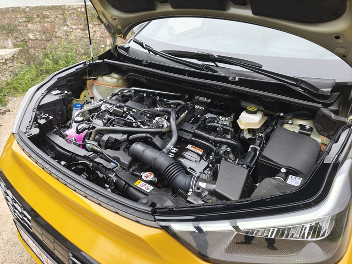Sous le capot, exit le 3 cylindres 1.0 atmo 72 ch, bonjour le bloc full hybride 1.5 de la Yaris, et ses 116 ch.