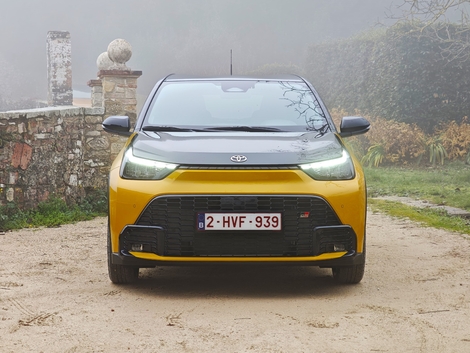Après restylage, l’Aygo X est méconnaissable. La signature lumineuse est plus simple, les bouclier, optiques et capot sont redessinés.