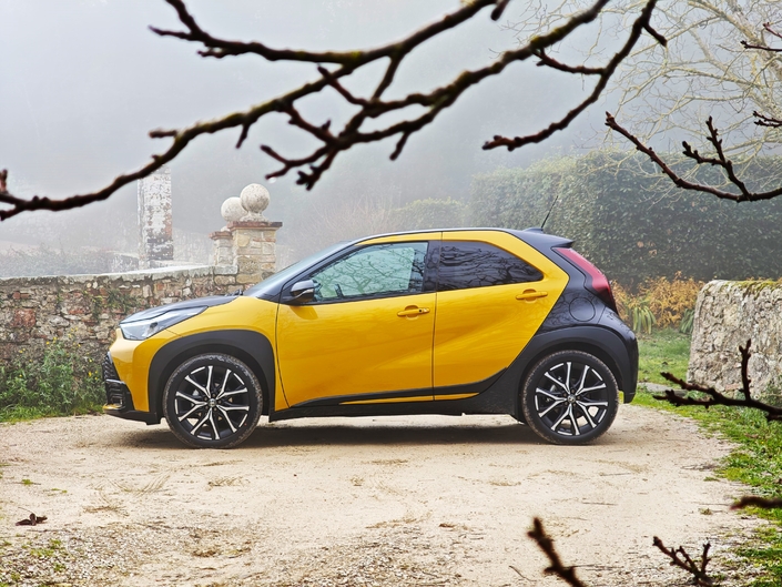 Le gabarit évolue avec l’arrivée du nouveau moteur. La longueur passe ainsi de 3,70 m à 3,78 m. C’est rare lors d’un restylage, mais ici obligatoire et ça ne déséquilibre pas la ligne.