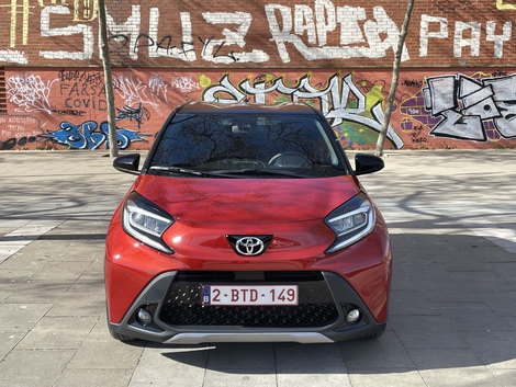 L’Aygo X avant restylage, avec ses optiques à dessin complexe et sa signature lumineuse travaillée.
