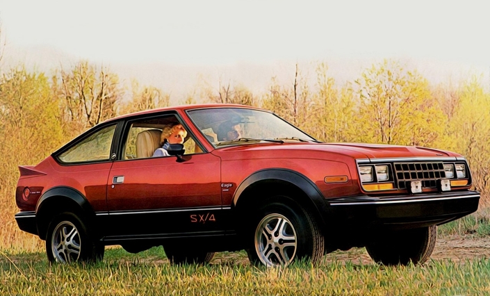 En 1981, l'AMC Eagle se décline en un petit coupé à 3 portes dénommé SX/4, d'allure sportive. Mais la mécanique demeure poussive.