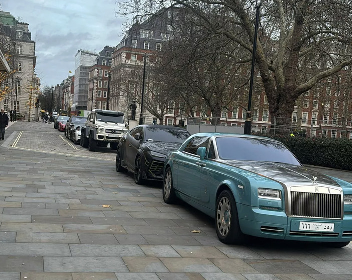 Des voitures de luxe garées dans une zone piétonne embarquées par la police londonienne
